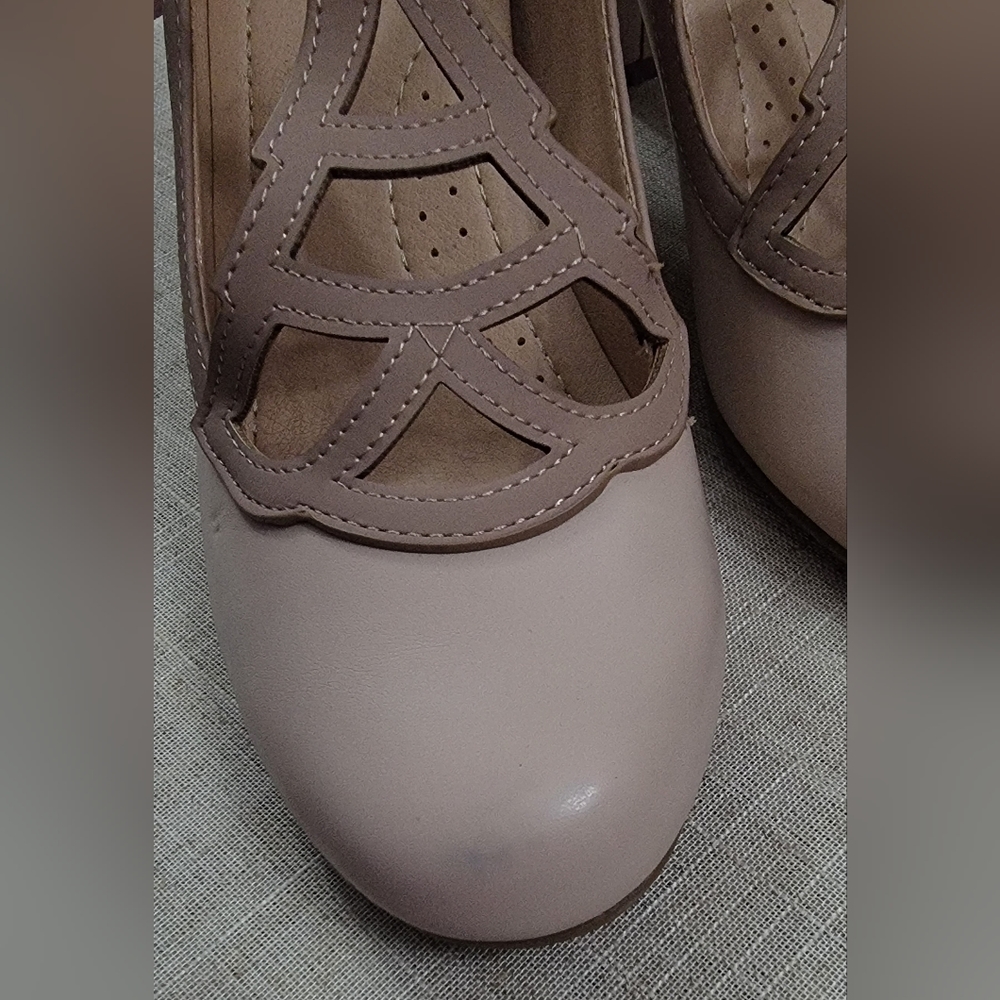 Journee Collection Heels 👠 - Beige - Size 7 - Picture 5 of 6